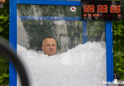 Ponad 5 godzin w lodowatej skrzyni. Nowy Rekord Guinnessa pobity w Słupcy!