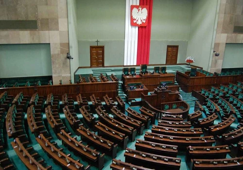 Sondaż. KO „zwycięża” jak PiS w 2023 roku – na czele, ale bez władzy