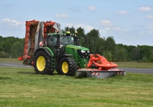 Kuhn pokazał w Polsce kosiarkę o szerokości 14,5 m. Gigant kosi 20 ha/h