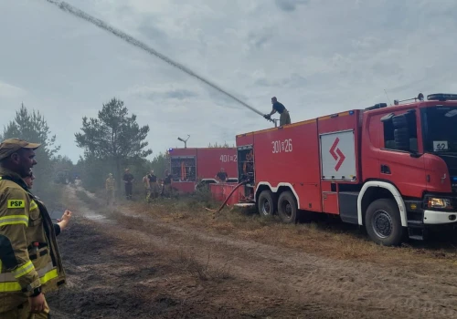 Powiat wołomiński. Blisko 1300 strażaków walczy z pożarem lasu