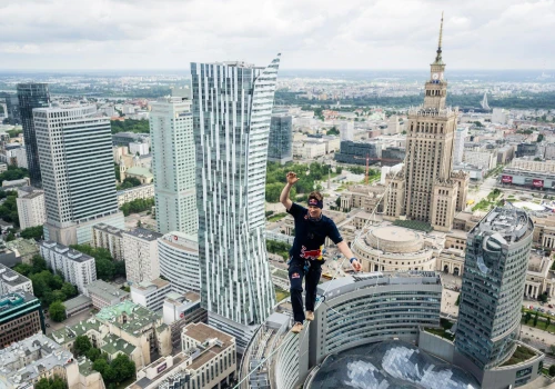 180 metrów nad Warszawą. Jaan Roose dokonał historycznego przejścia między PKiN a Varso Tower