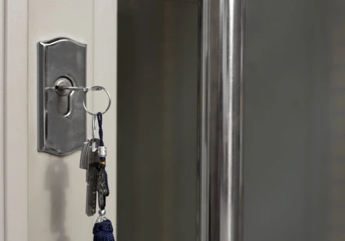 Zostawiasz klucz w zamku na noc? Ślusarz wyjaśnia, czym to grozi