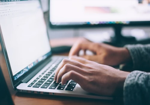 AI zabiera zlecenia copywriterom. Liczba ofert spadła o ponad 50%