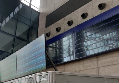 Przez 2,5 roku nie dało się ich naprawić. Na dworcu w Katowicach pojawiły się nowe wyświetlacze
