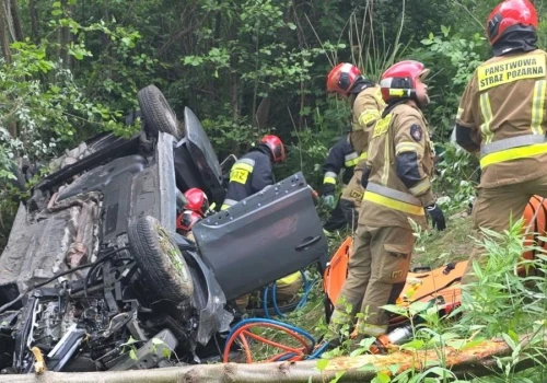 Auto runęło z wiaduktu, nie żyją dwie osoby. Policja w Płocku: nawet kilkadziesiąt metrów w dół