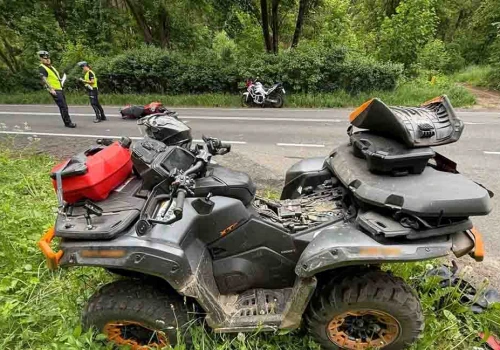 Poważny wypadek quada i motocyklistki na DK22. Ranne dwie osoby, doznały wielu złamań