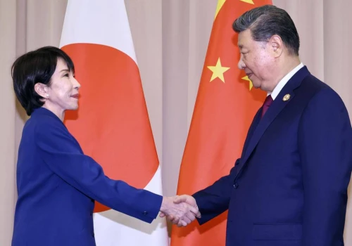 Wrze między Chinami i Japonią. 