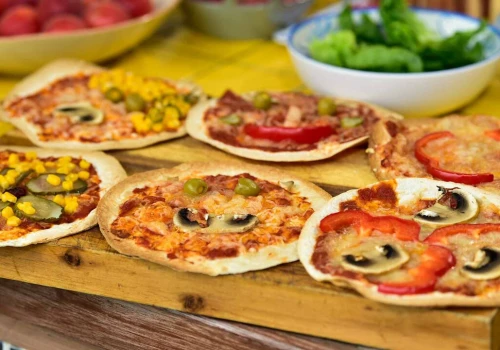 Domowe pizzerinki z tortilli. Szybkie, chrupiące i łatwe do zrobienia