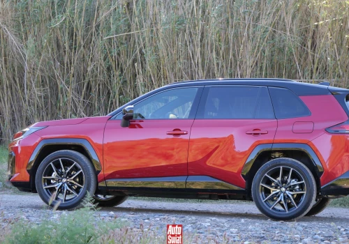 Toyota uruchamia w Polsce program FHI. Ubezpieczenie nawet 15 proc. w dół