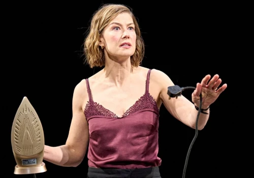Rosamund Pike przerwała spektakl na West Endzie. Widownia zamarła