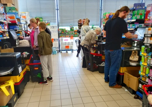 Czerwona buźka i nie ma premii. Klienci obcinają pensje pracownikom Biedronki