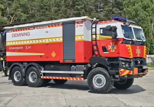 Renault Gamy K do przewozu szczątek rakiet – strażacki sprzęt z opancerzoną kabiną