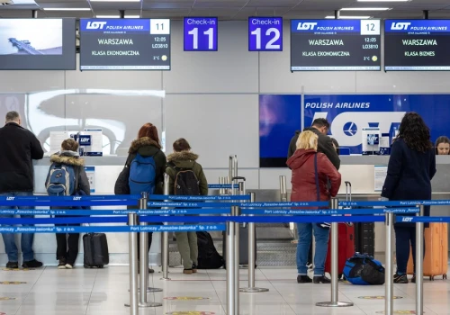 Kolejne polskie lotnisko zniosło limit płynów. Można zabrać nawet 2-litrowe pojemniki z płynami