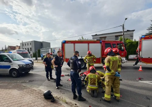 Motocyklista roztrzaskał się przed komendą policji (ZDJĘCIA)