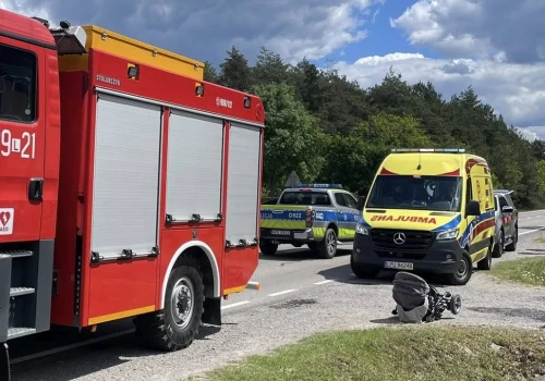 Zatrzymał przypadkowe auto, zostawił w aucie roczne dziecko i uciekł do lasu. Trwają jego poszukiwania