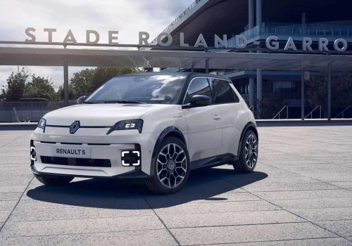 Polka odnosi sukcesy w Roland Garros a Renault korzysta na obecności limitowanej wersji nowej 5-ki w salonach