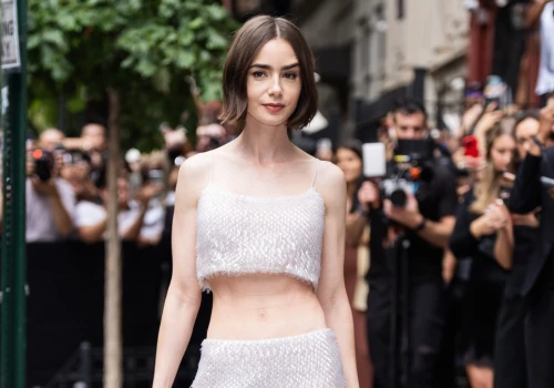 Buty będą hitem lata. Lily Collins stylizuje je w ten sposób