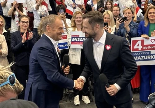 Donald Tusk rozwiązał struktury regionalne KO. Inicjatorzy referendum wbijają szpilkę