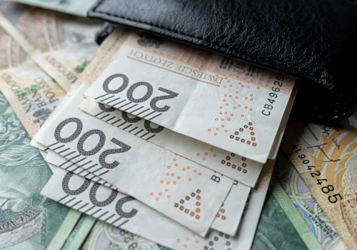 Znany bank rozdaje pieniądze, warunki są jasne. Do wzięcia nawet 1500 zł