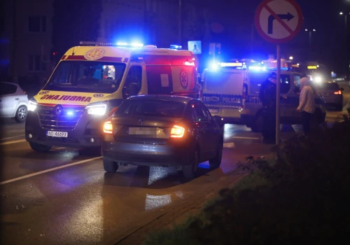 Dwie osoby w szpitalu po groźnym zderzeniu na os. Generałów. 55-latek miał wjechać na czerwonym