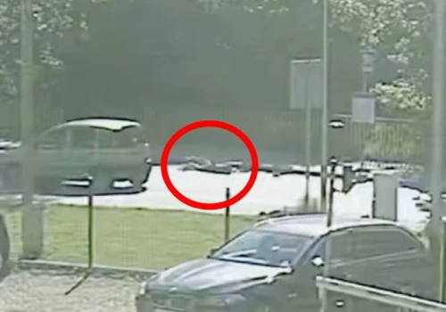 Kierowca uderzył pieszą. Inny przejechał obok ofiary i nawet nie stanął