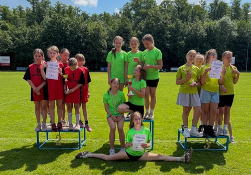 Dziewczyny ze Strzałkowa z Mistrzostwem Rejonu w Trójboju LA. Świetne wyniki indywidualne sportowców z Powiatu Słupeckiego.