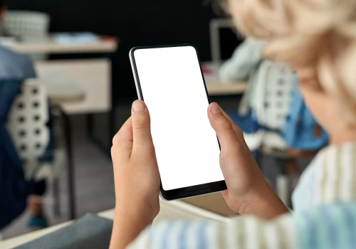 Zakaz smartfonów w szkołach i ochrona przed pornografią. Czy to najlepsza reforma Tuska?