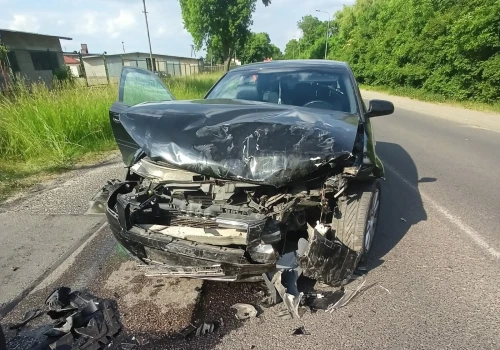 Czołowe zderzenie na DK91. Dwie osoby trafiły do szpitala