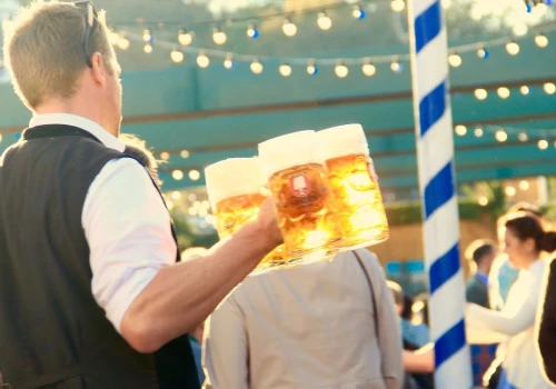 Niemcy ustalili ceny piwa na Oktoberfest 2026. Za litrowy kufel trzeba będzie słono zapłacić