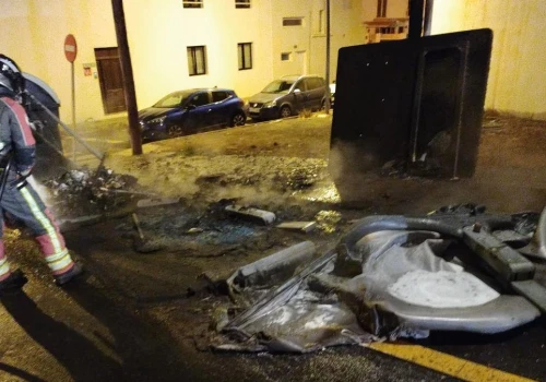 Nocna seria pożarów w Arrecife: spłonęło 13 kontenerów, uszkodzone samochody