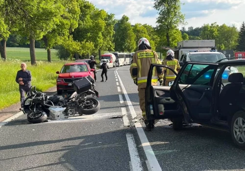 Motocyklista ranny po zderzeniu z samochodem na DK5. Droga była zablokowana