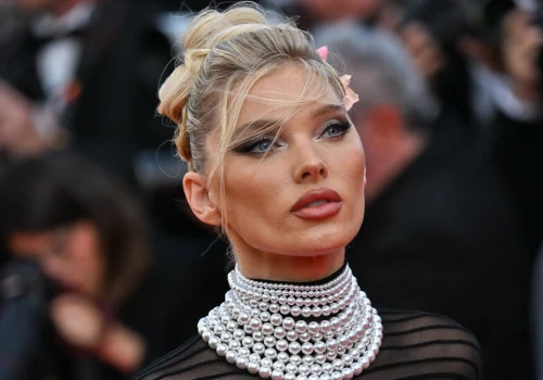 Elsa Hosk w najmodniejszych spodniach wiosny i lata. Nosi je na dwa sposoby