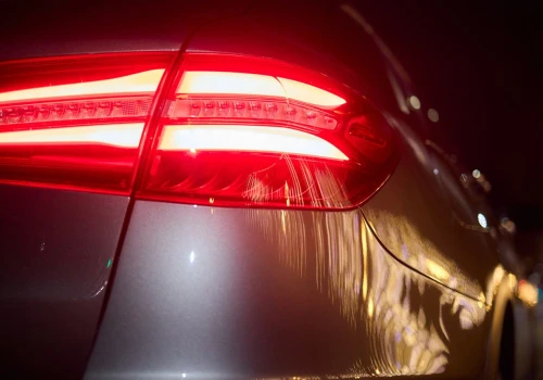 Auto przed tobą zacznie migać przy hamowaniu. To nie awaria, tylko nowy obowiązek