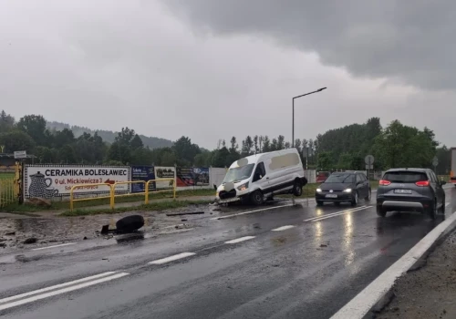 Bus z urwanym kołem. Groźne zdarzenie na drodze krajowej nr 5 w Piechowicach