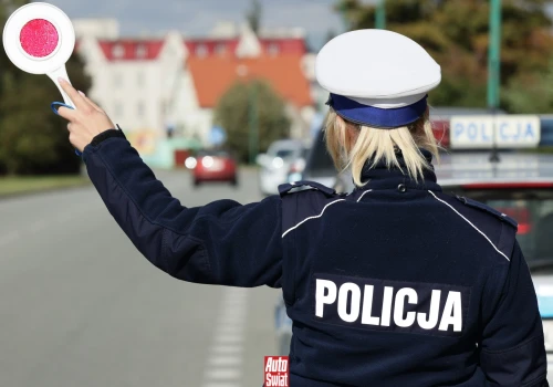 Kontrole policji, zakazy jazdy i nowe przepisy. Wjedźmy w długi weekend bez mandatów