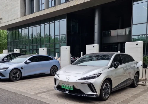 Firmowe auta wciąż na benzynę. Dlaczego większość państw UE nie daje jasnego sygnału do elektryfikacji?