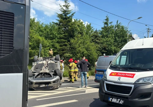 Dachowanie po wymuszeniu i jazda bez uprawnień. Policja ujawnia szczegóły kraksy
