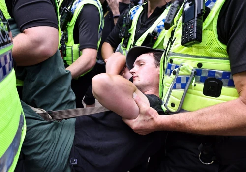 Zamieszki w UK po ujawnieniu nagrań ze śmierci Henry’ego Nowaka. Policja oskarżana o rasizm