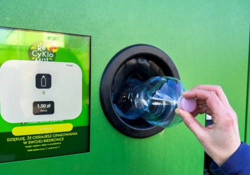 System kaucyjny poszerzony o małpki. Handel twierdzi, że sklepy upadną