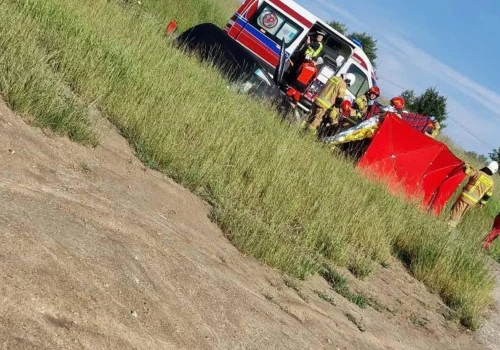 Śmierć na łuku drogi. Hyundai z impetem uderzył w betonowy przepust, nie żyje 78-letnia pasażerka