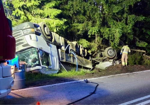 Groźne dachowanie ciężarówki. Kierowca miał blisko 2 promile