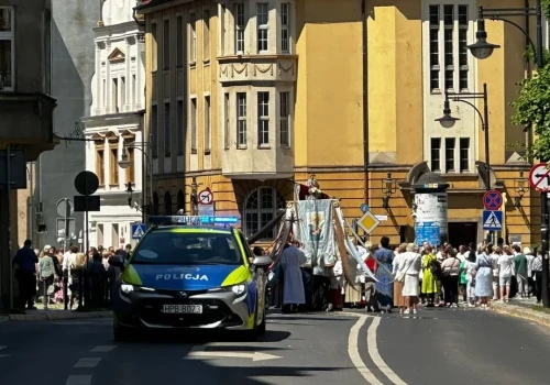 Boże Ciało – utrudnienia w ruchu w Legnicy i powiecie