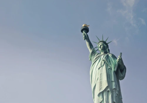 Dane z USA zaskoczyły, ISM i ADP rosną. Spadkowy sygnał dla cyklu Bitcoina?