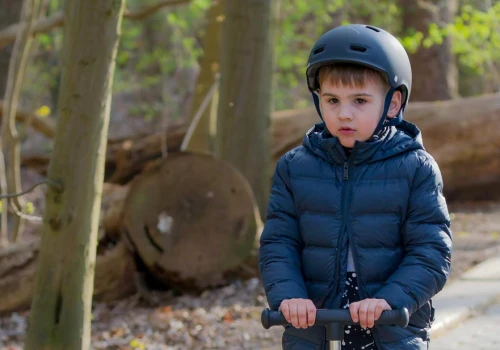 Od dziś obowiązkowy kask dla rowerzystów i kierujących hulajnogami do 16. roku życia