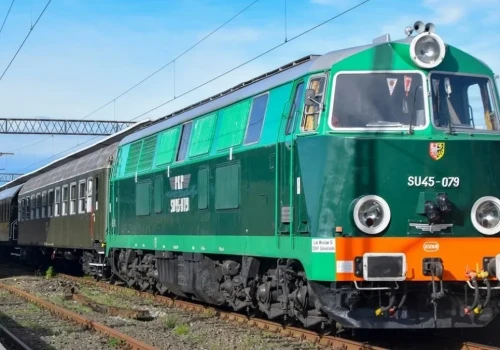 Wsiadasz w Warszawie, wysiadasz w PRL-u. Nieśpieszny ma nowe trasy