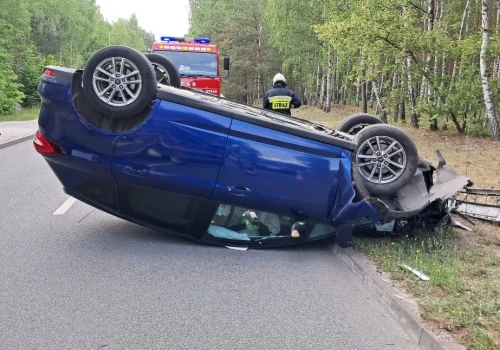 Uderzył w latarnię i dachował