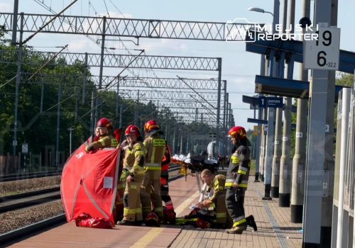 Poważny wypadek na stacji. Mężczyzna stał na krawędzi peronu, został zahaczony przez pociąg