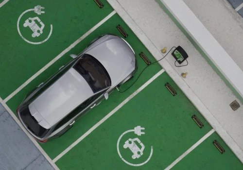 Auta tanieją, stacji ładowania przybywa. Czy to już boom na elektryki nad Wisłą?