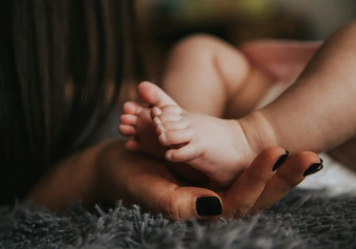 Mommymaxxing, czyli macierzyństwo podkręcone do granic rozsądku. Trudno o bardziej męczący trend
