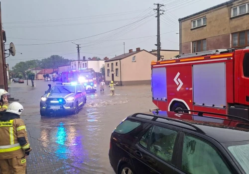 Ulice jak rwące rzeki, zalane piwnice i auta uwięzione w wodzie. Oberwanie chmury nad Polską